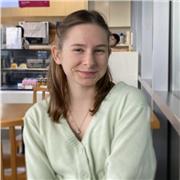 Oberstufenschülerin bietet Nachhilfe in dem Fach Deutsch